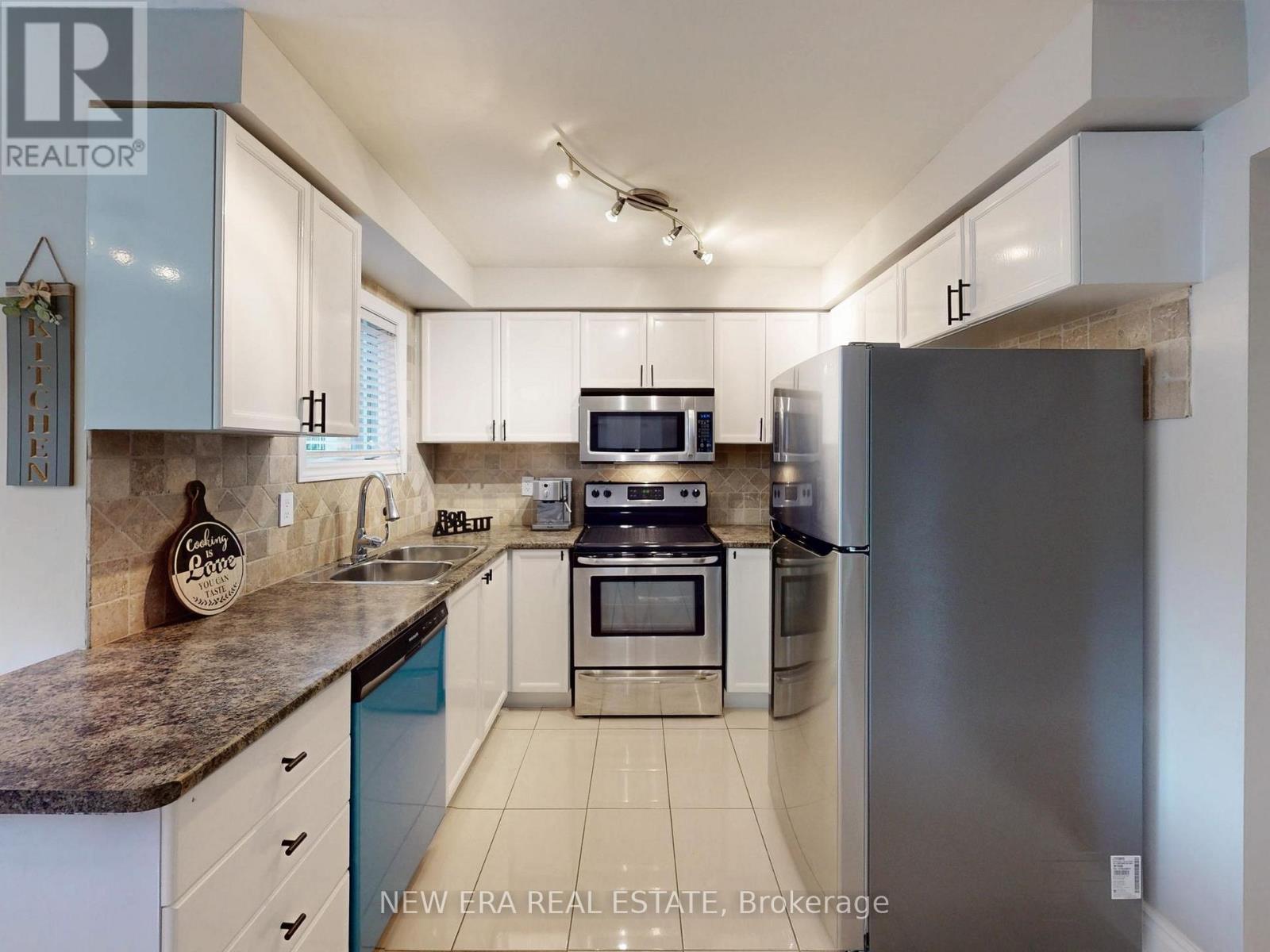 5380 Floral Hill Crescent, Mississauga, ON - Indoor Photo Showing Kitchen With Double Sink