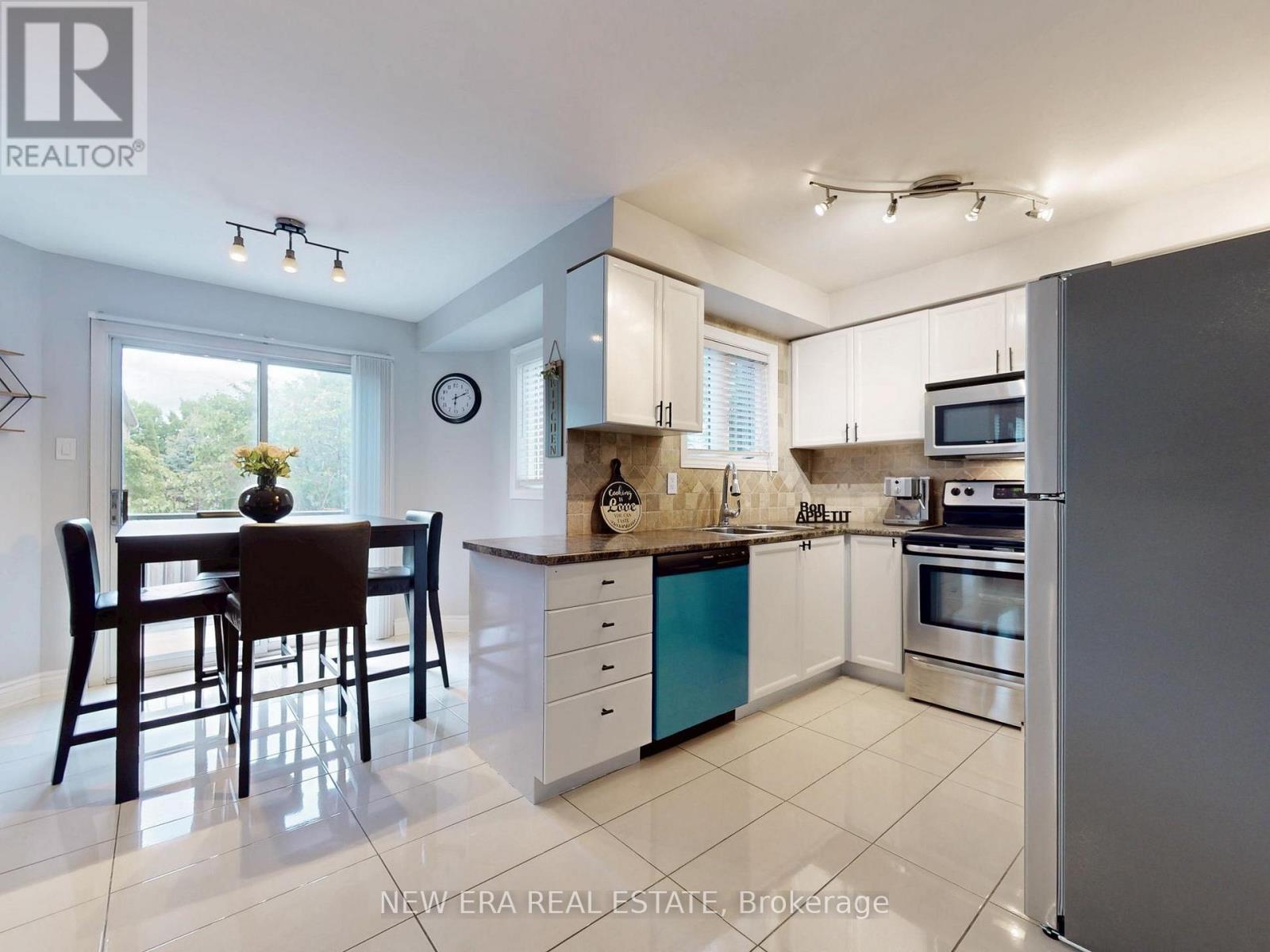 5380 Floral Hill Crescent, Mississauga, ON - Indoor Photo Showing Kitchen