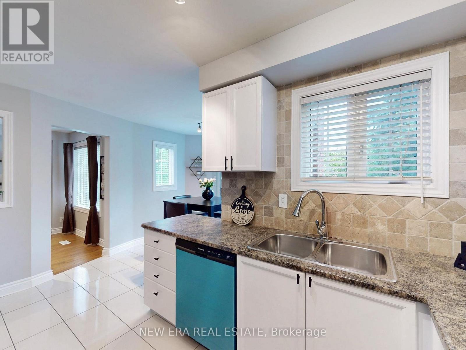 5380 Floral Hill Crescent, Mississauga, ON - Indoor Photo Showing Kitchen With Double Sink