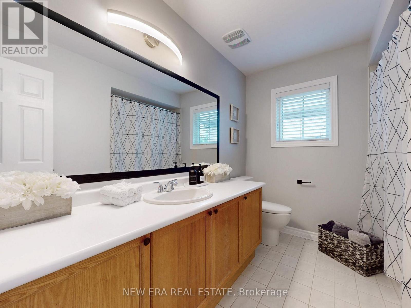 5380 Floral Hill Crescent, Mississauga, ON - Indoor Photo Showing Bathroom