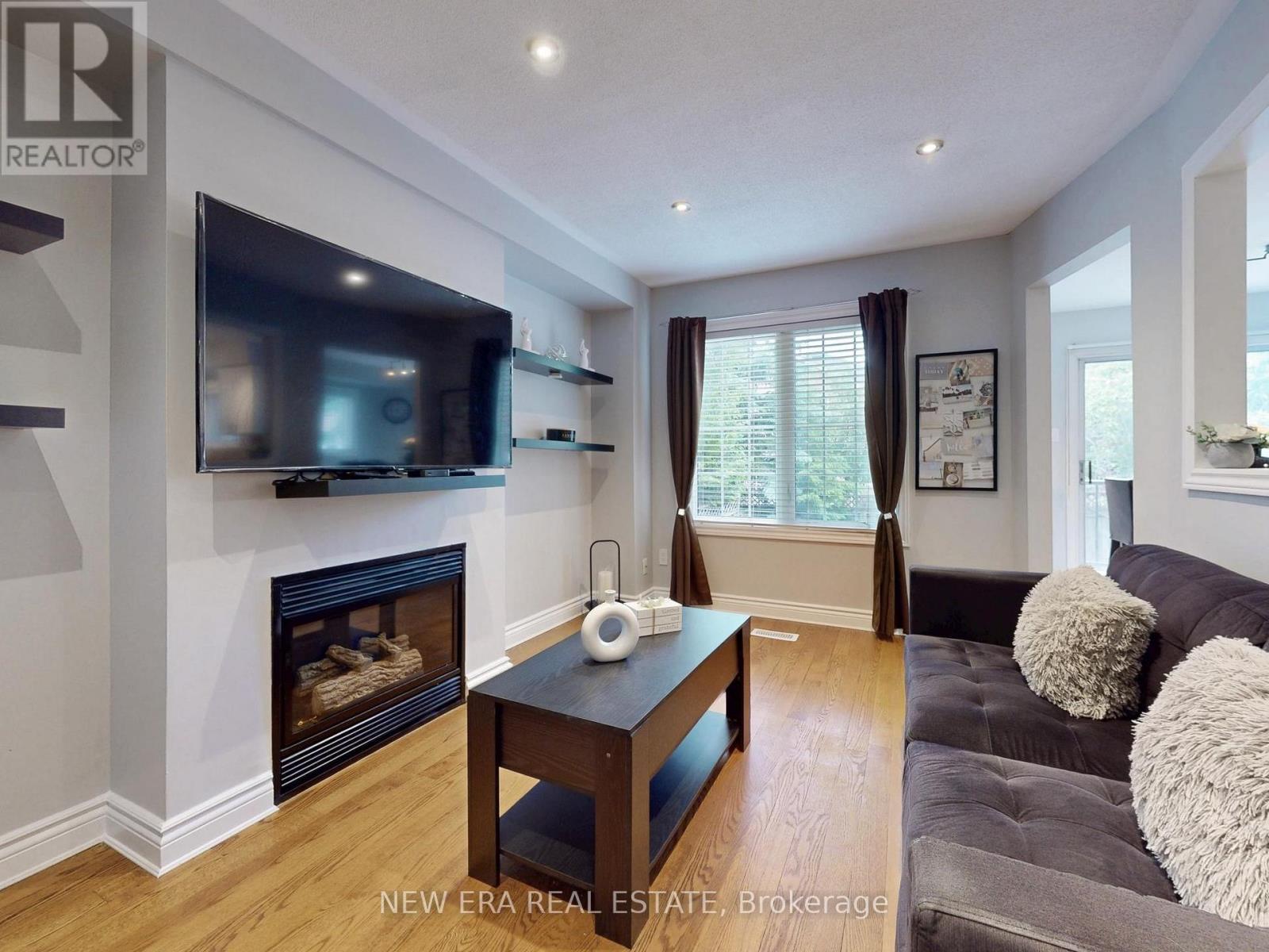 5380 Floral Hill Crescent, Mississauga, ON - Indoor Photo Showing Living Room With Fireplace