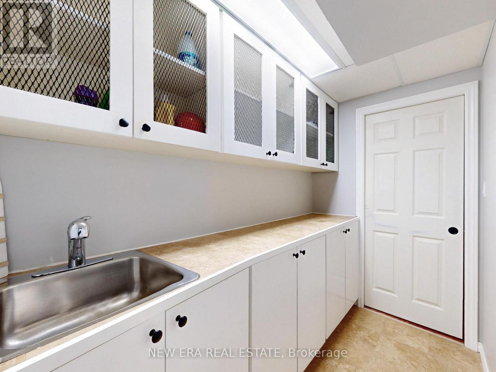 5380 Floral Hill Crescent, Mississauga, ON - Indoor Photo Showing Kitchen