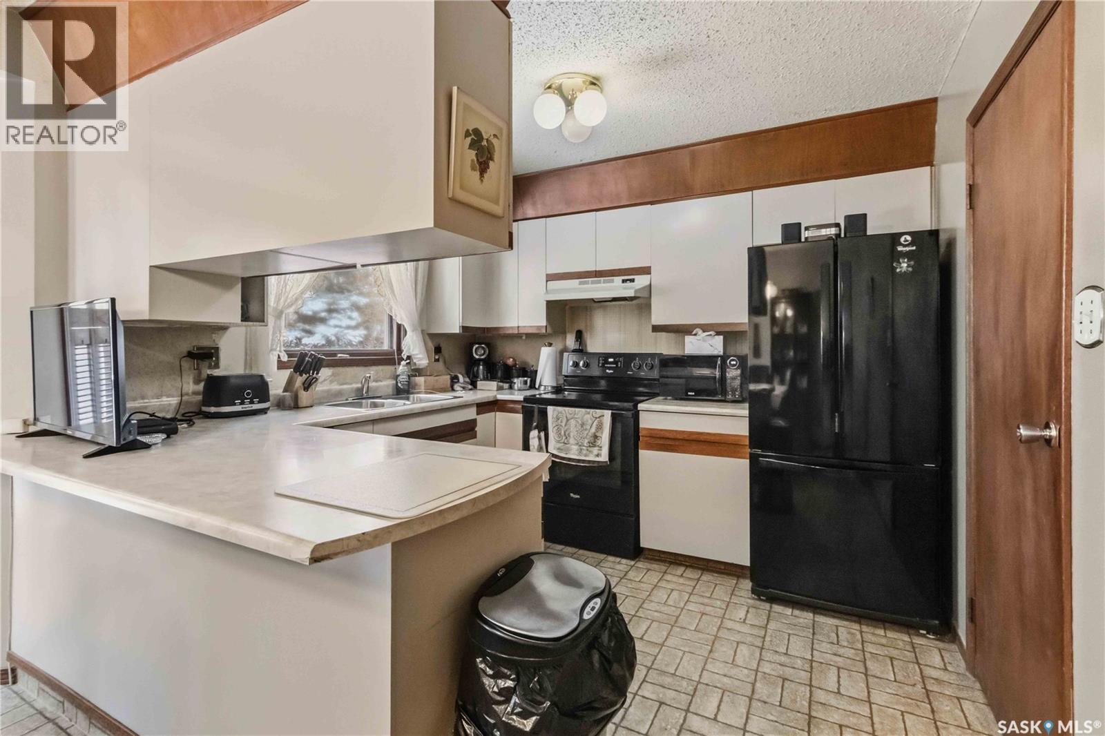 202 Verbeke Crescent, Saskatoon, SK - Indoor Photo Showing Kitchen