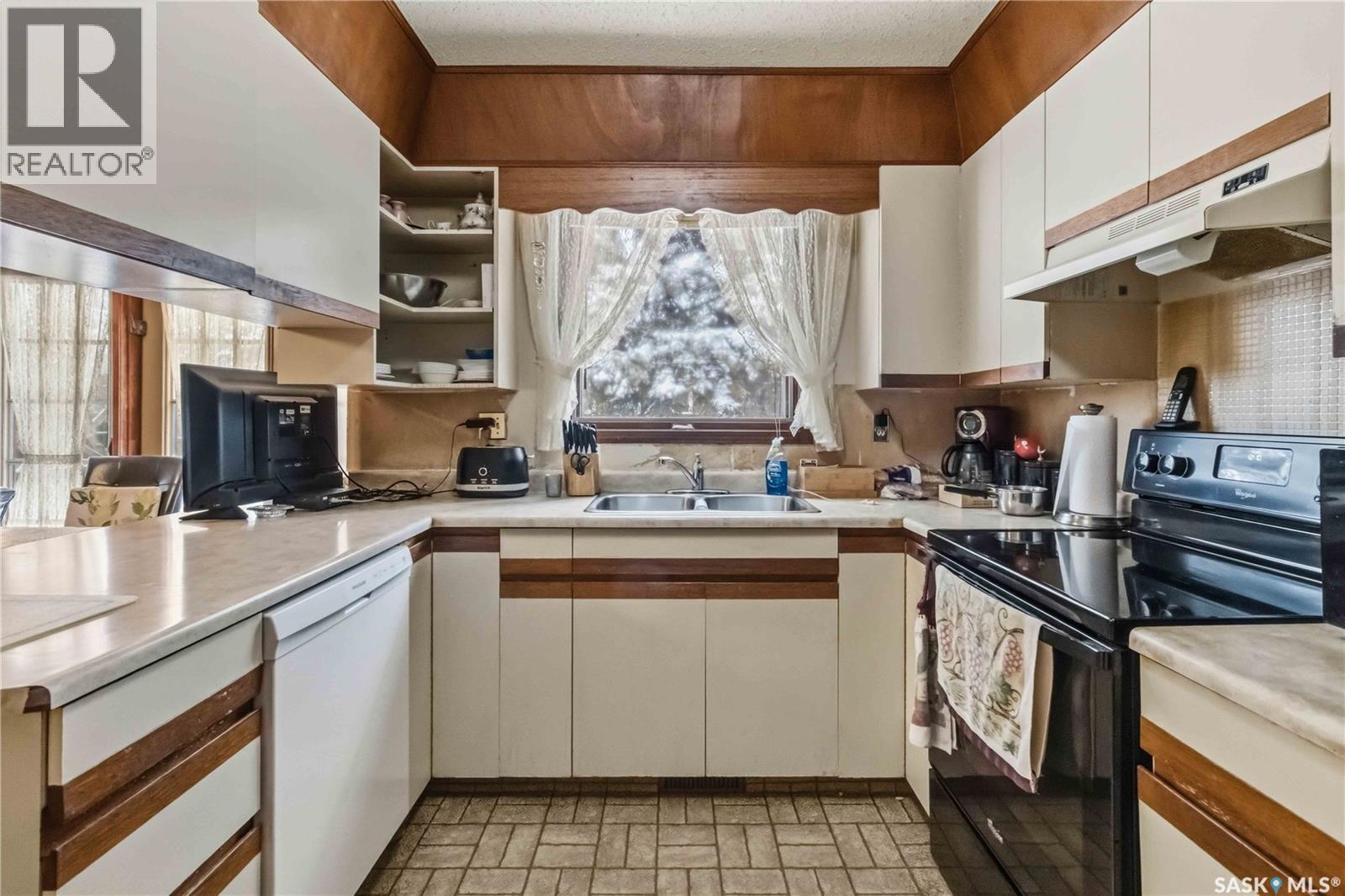 202 Verbeke Crescent, Saskatoon, SK - Indoor Photo Showing Kitchen With Double Sink