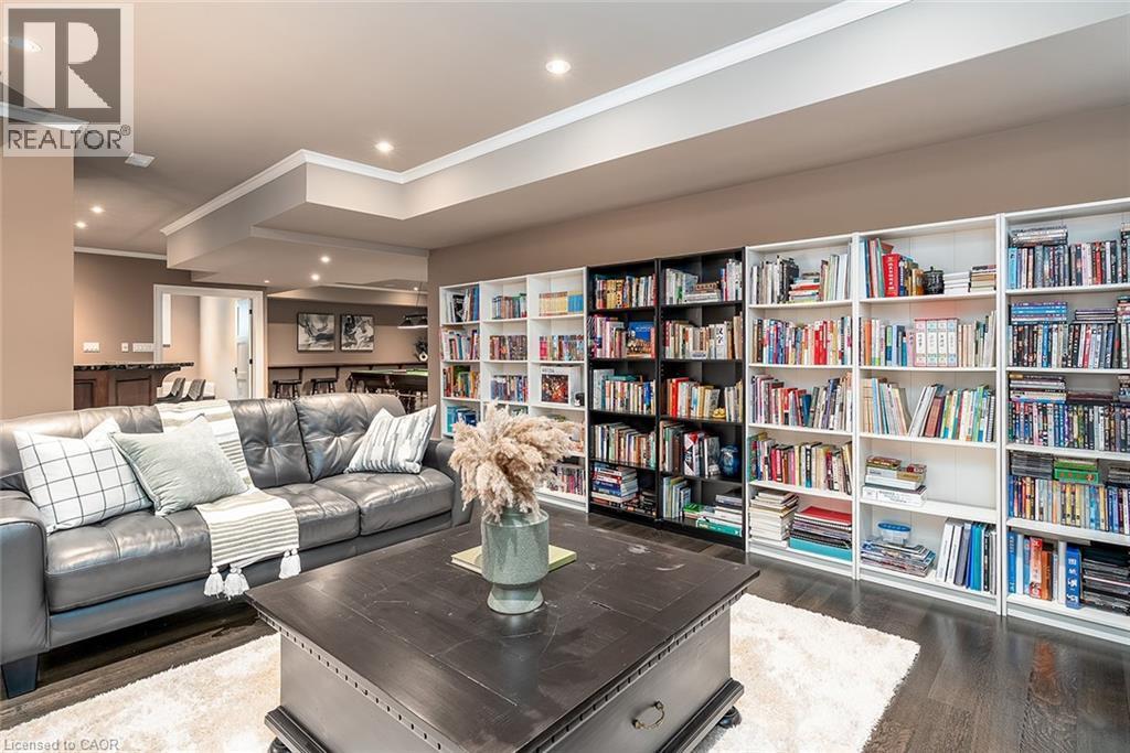 253 Rossmore Boulevard, Burlington, ON - Indoor Photo Showing Living Room