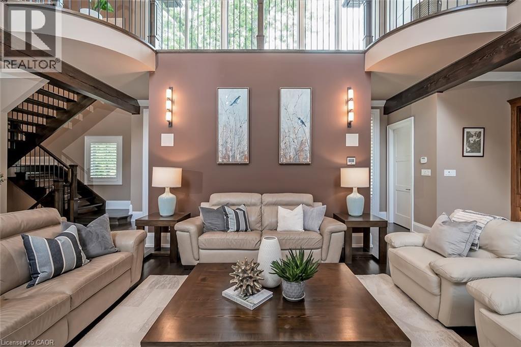 253 Rossmore Boulevard, Burlington, ON - Indoor Photo Showing Living Room