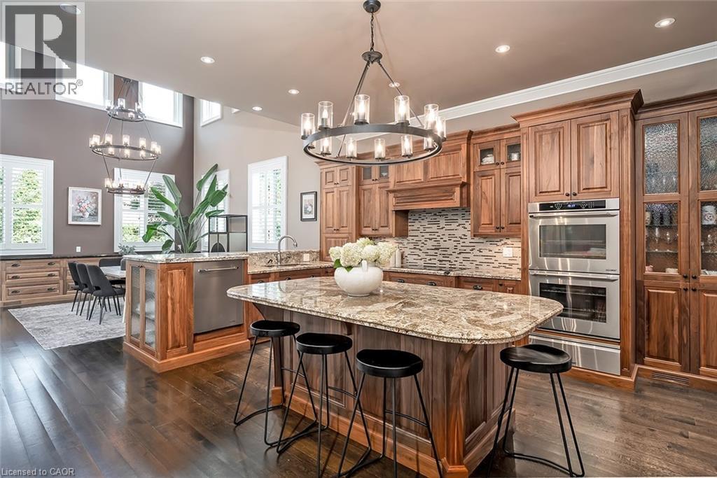 253 Rossmore Boulevard, Burlington, ON - Indoor Photo Showing Kitchen With Upgraded Kitchen