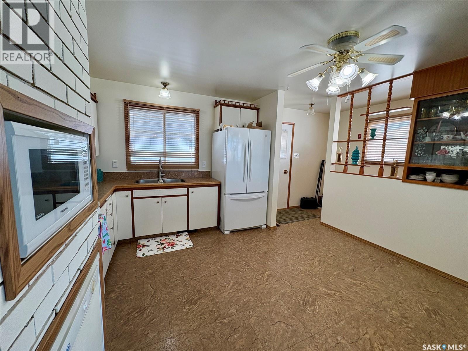 480 8Th Avenue Se, Swift Current, SK - Indoor Photo Showing Kitchen With Double Sink