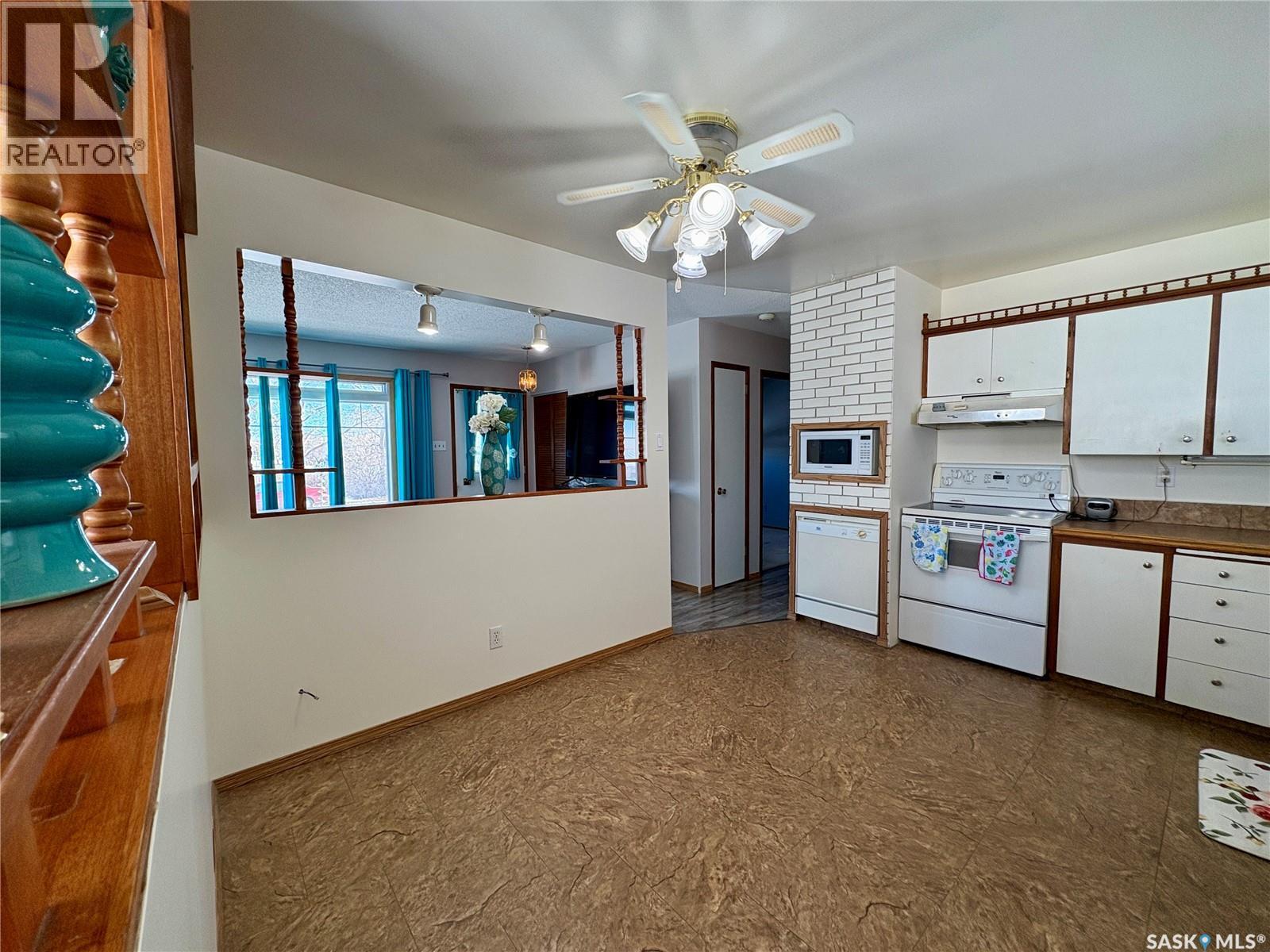 480 8Th Avenue Se, Swift Current, SK - Indoor Photo Showing Kitchen