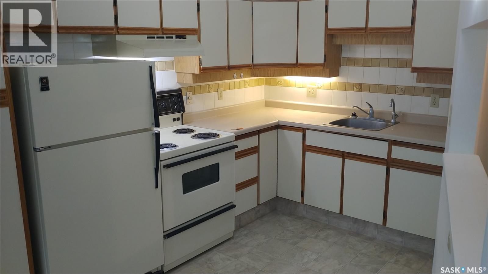 10 Pearl Avenue, Killaly, SK - Indoor Photo Showing Kitchen