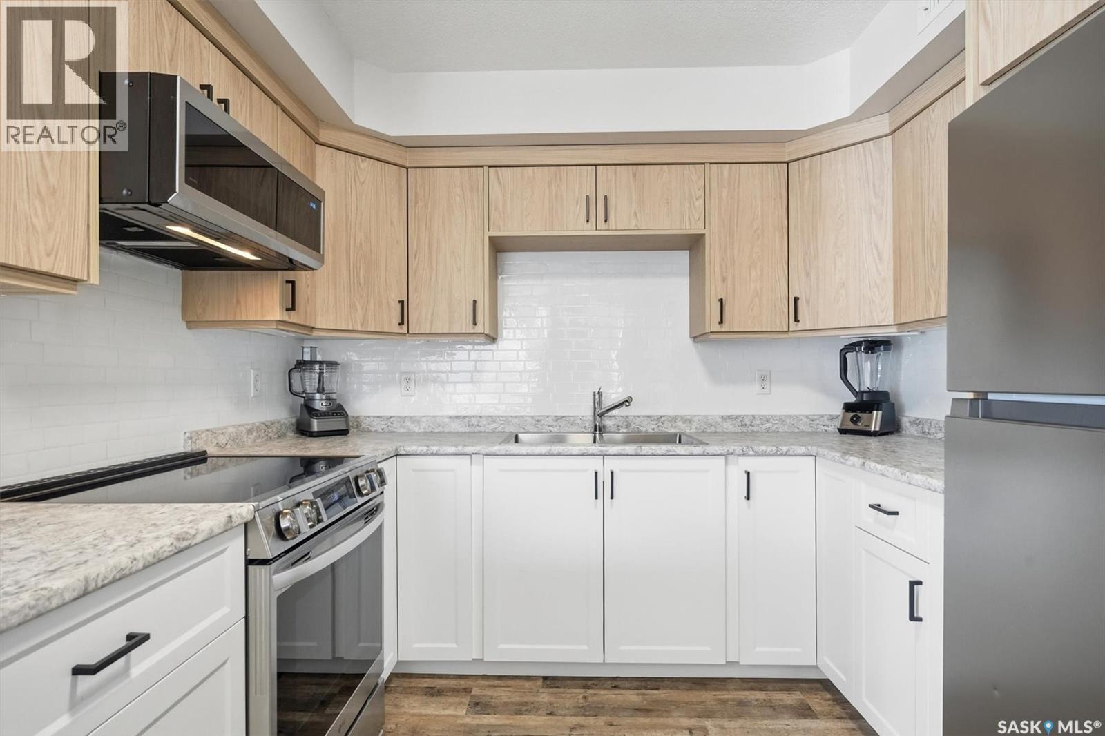 203 914 Heritage View, Saskatoon, SK - Indoor Photo Showing Kitchen