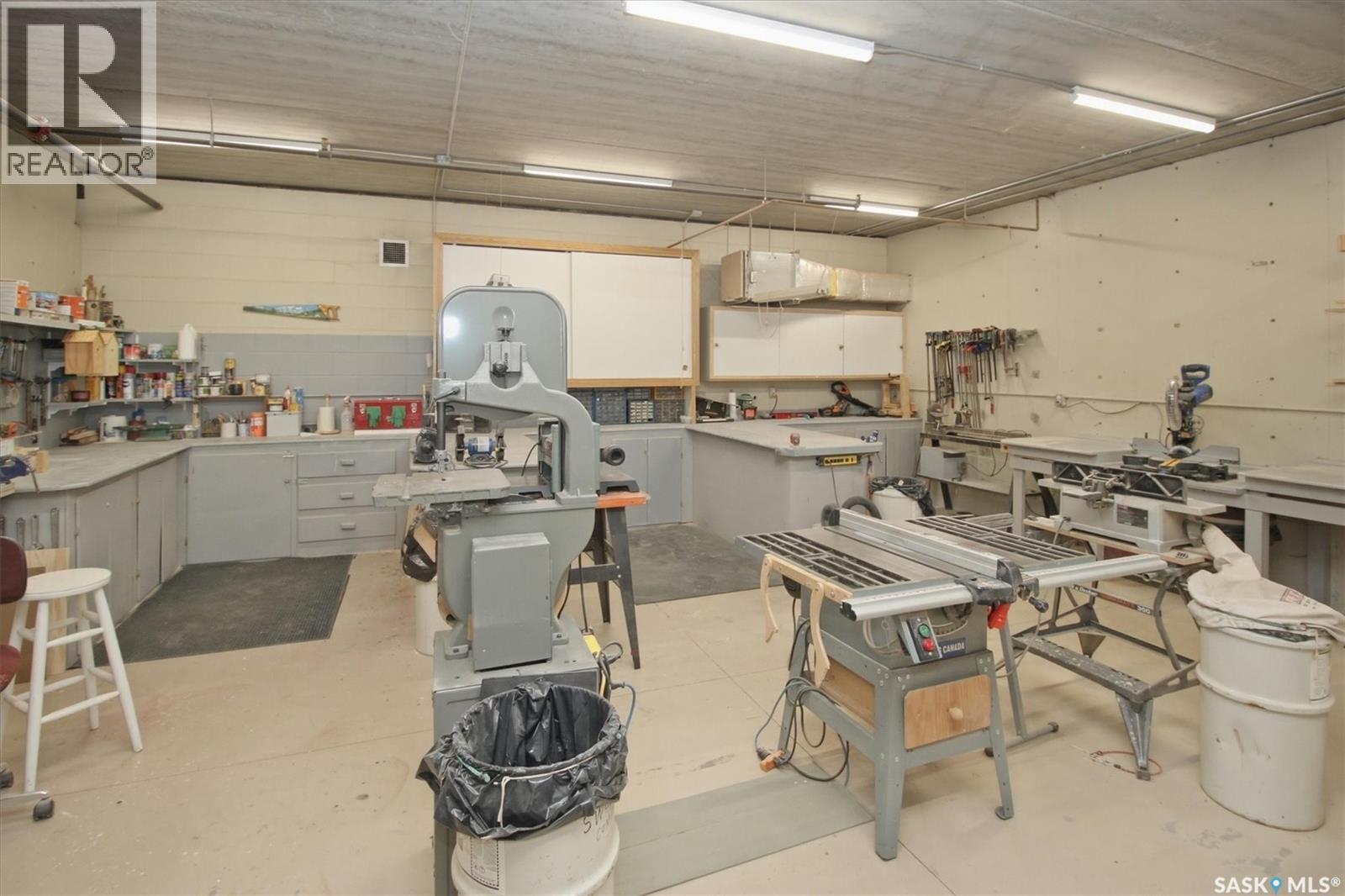 203 914 Heritage View, Saskatoon, SK - Indoor Photo Showing Garage