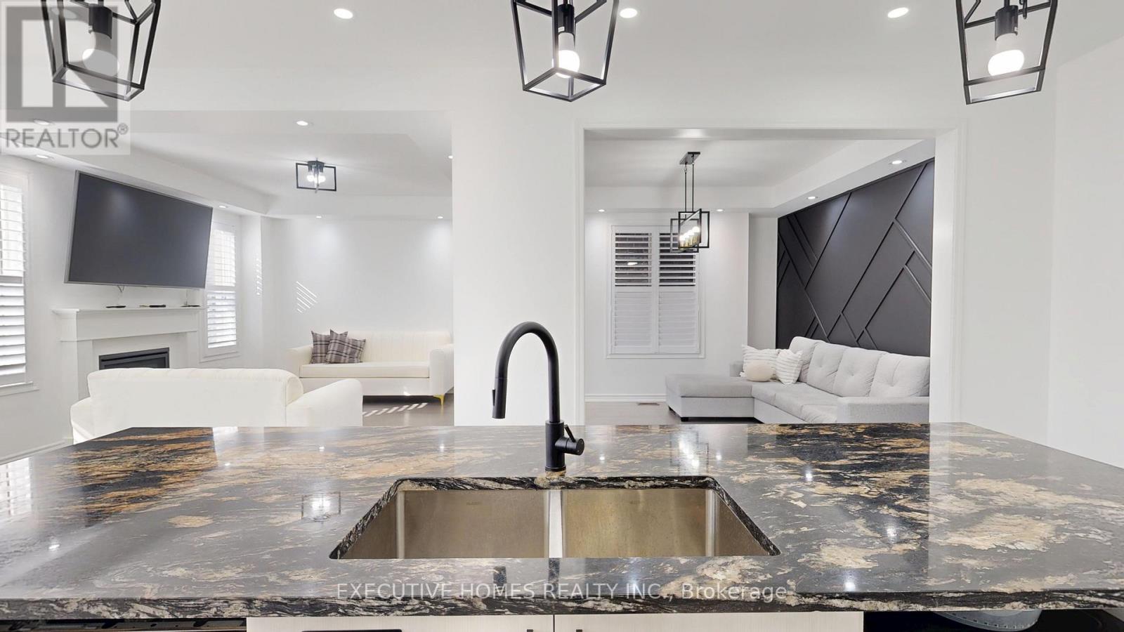 2885 Foxden Square, Pickering, ON - Indoor Photo Showing Kitchen With Upgraded Kitchen