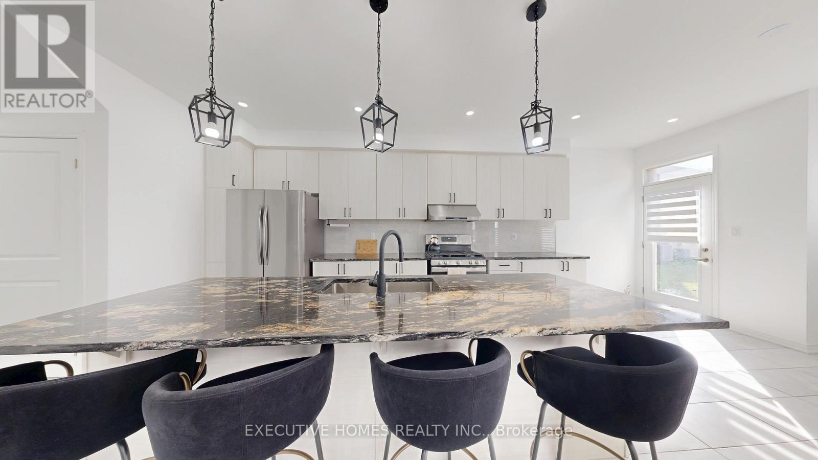 2885 Foxden Square, Pickering, ON - Indoor Photo Showing Kitchen With Upgraded Kitchen