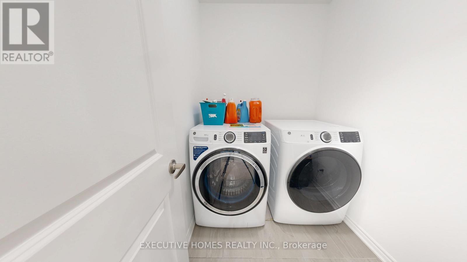 2885 Foxden Square, Pickering, ON - Indoor Photo Showing Laundry Room