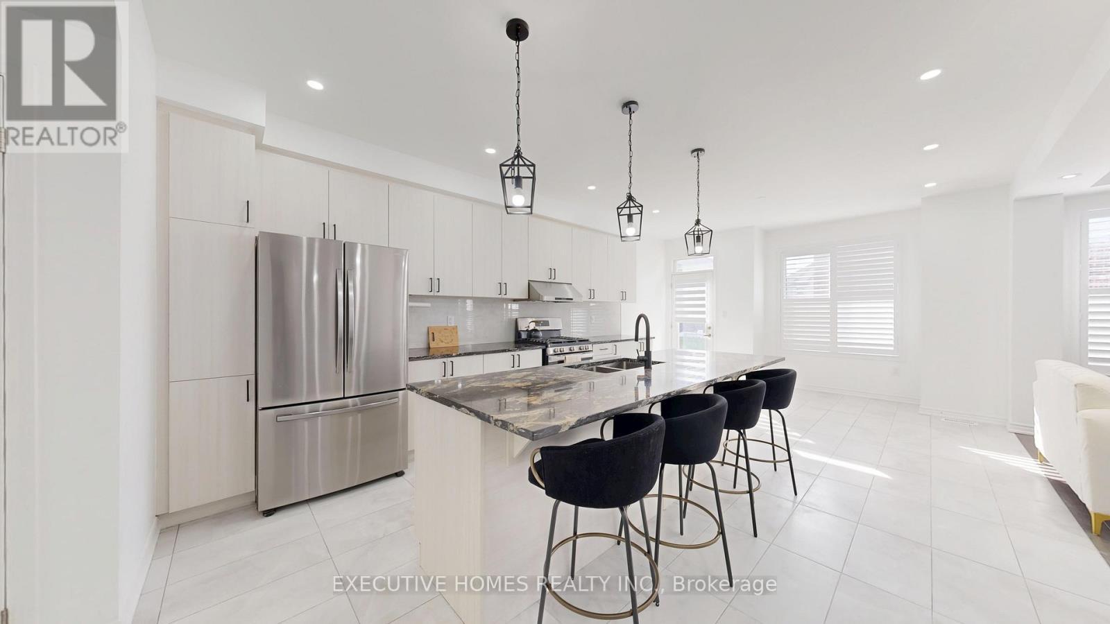 2885 Foxden Square, Pickering, ON - Indoor Photo Showing Kitchen With Upgraded Kitchen