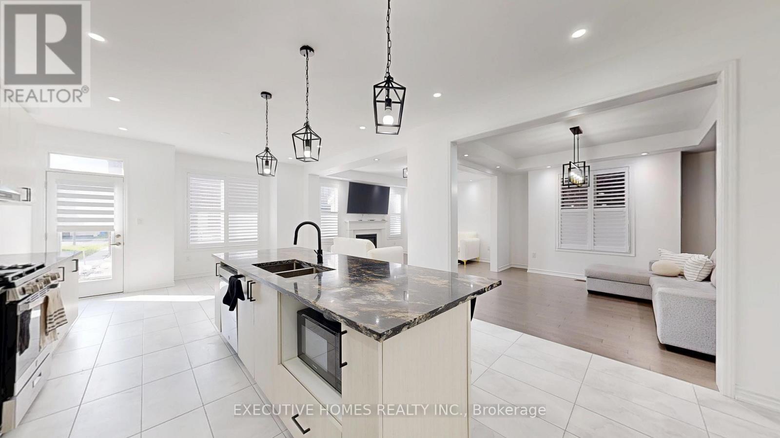 2885 Foxden Square, Pickering, ON - Indoor Photo Showing Kitchen With Double Sink With Upgraded Kitchen