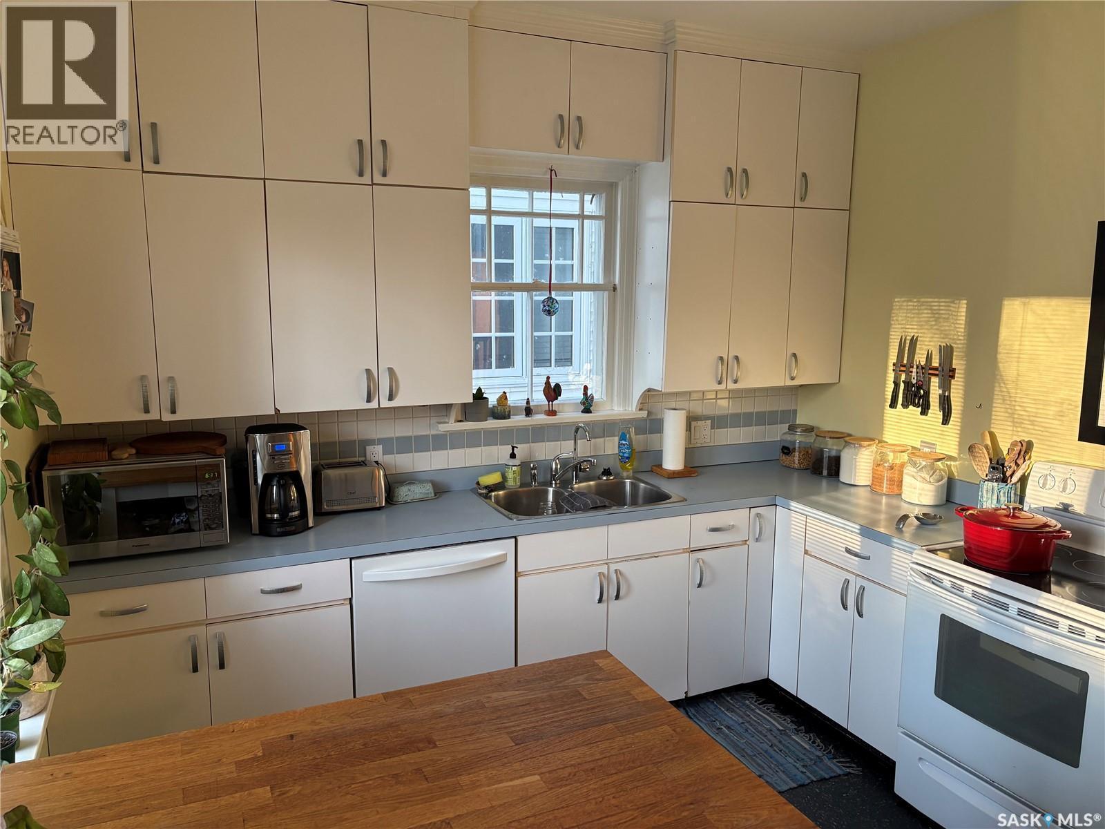 2620 Angus Boulevard, Regina, SK - Indoor Photo Showing Kitchen With Double Sink