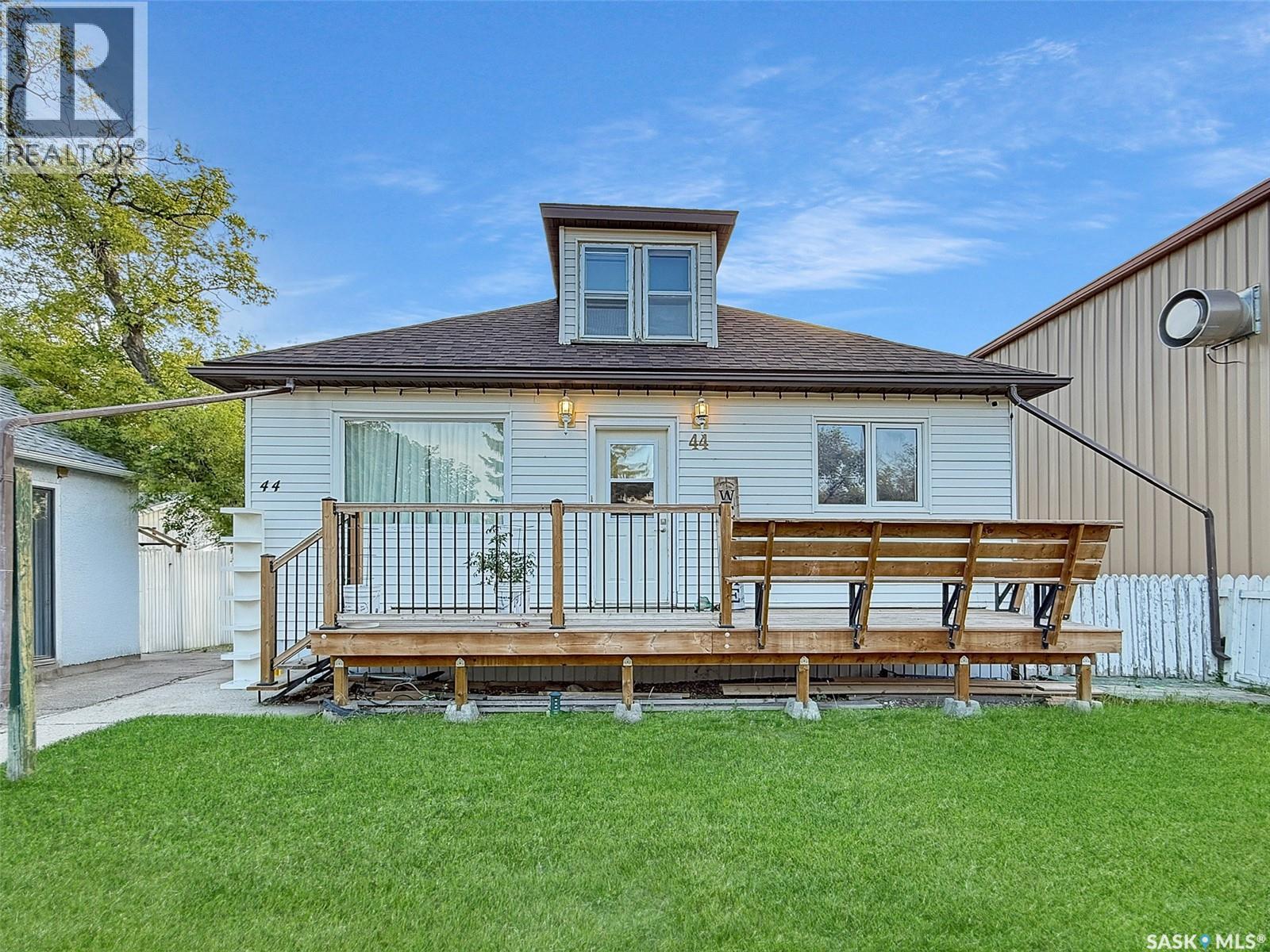 44 5Th Avenue Ne, Swift Current, SK - Outdoor With Deck Patio Veranda