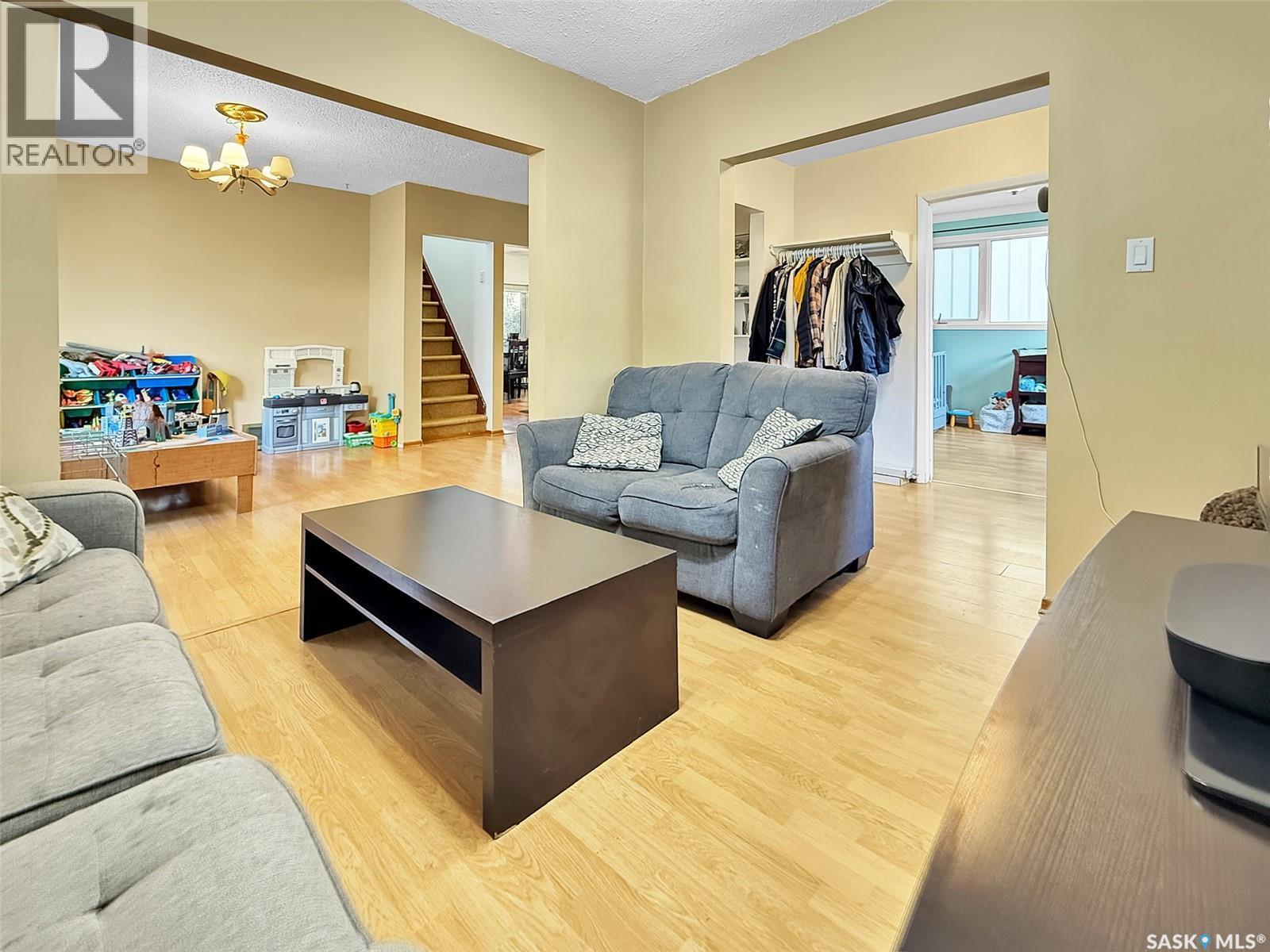 44 5Th Avenue Ne, Swift Current, SK - Indoor Photo Showing Living Room