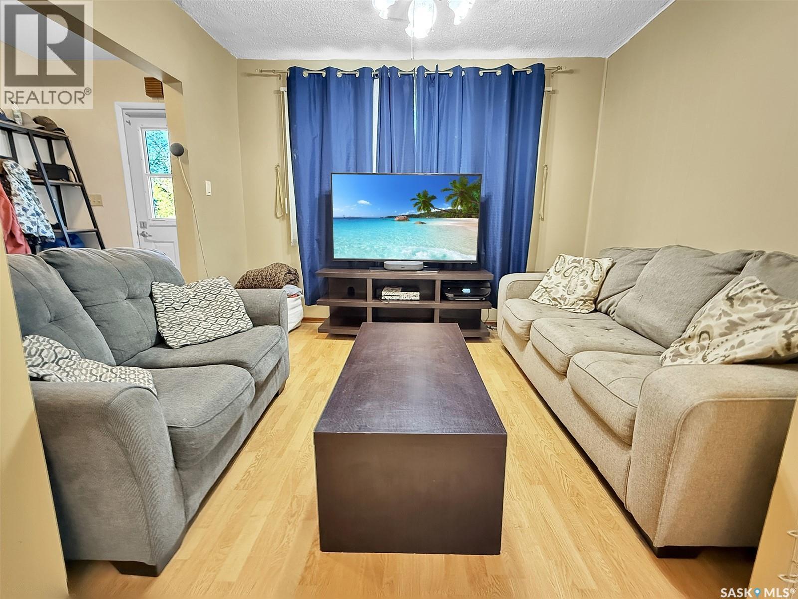 44 5Th Avenue Ne, Swift Current, SK - Indoor Photo Showing Living Room