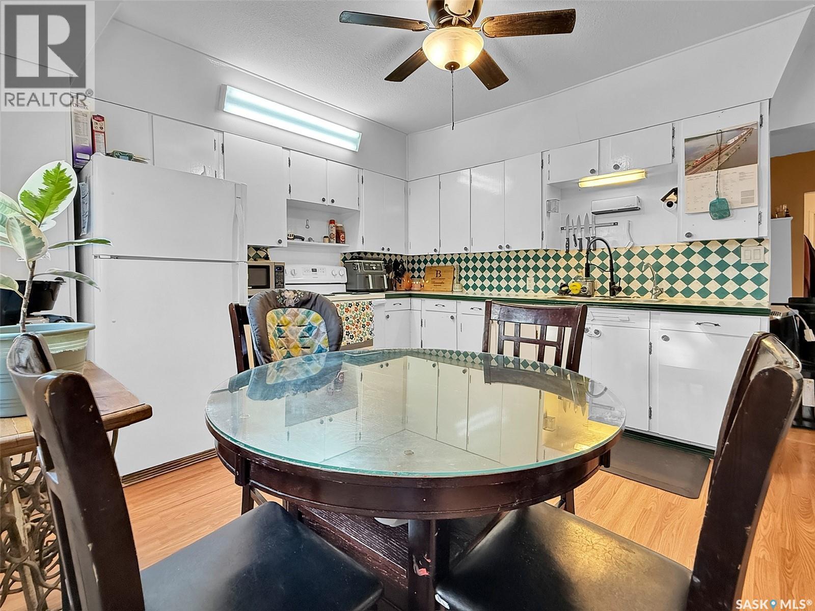 44 5Th Avenue Ne, Swift Current, SK - Indoor Photo Showing Dining Room