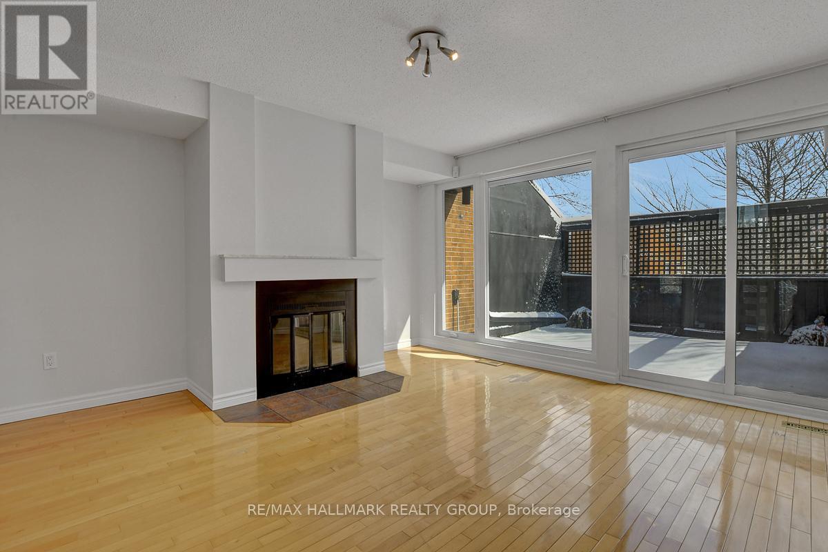 261 Bruyere Street, Ottawa, ON - Indoor Photo Showing Living Room With Fireplace