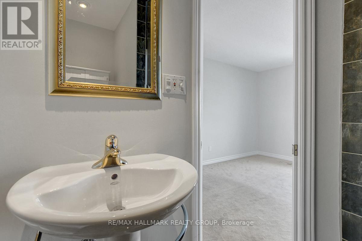 261 Bruyere Street, Ottawa, ON - Indoor Photo Showing Bathroom