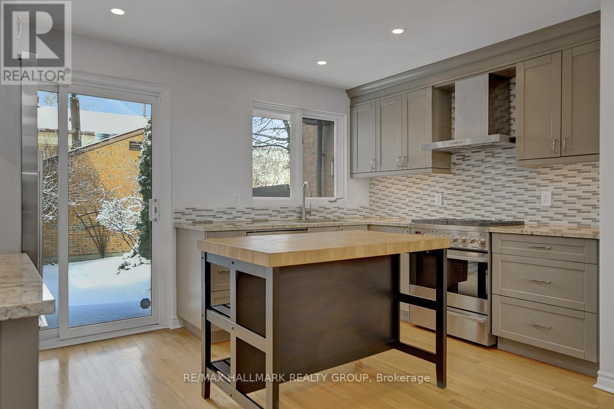 261 Bruyere Street, Ottawa, ON - Indoor Photo Showing Kitchen With Upgraded Kitchen