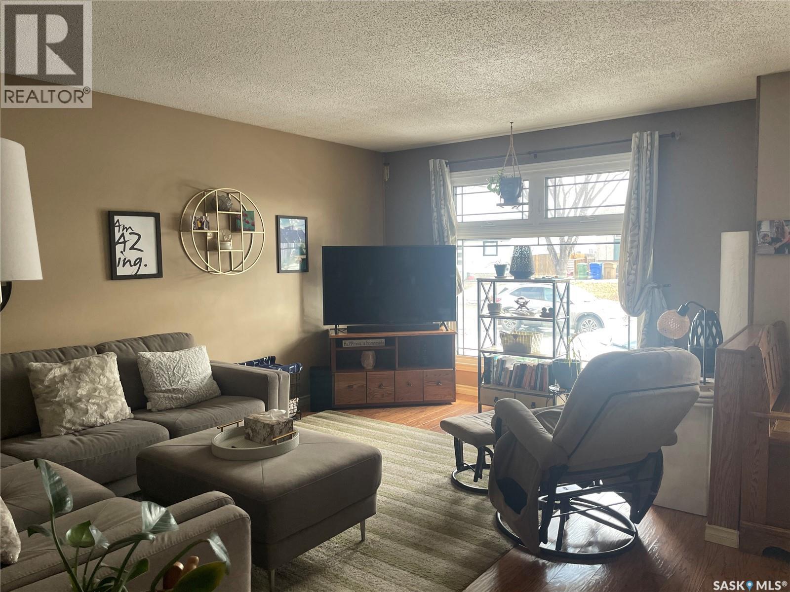 39 Greenwood Crescent, Regina, SK - Indoor Photo Showing Living Room