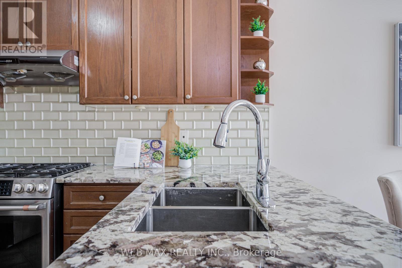 4462 Centretown Way, Mississauga, ON - Indoor Photo Showing Kitchen With Double Sink With Upgraded Kitchen