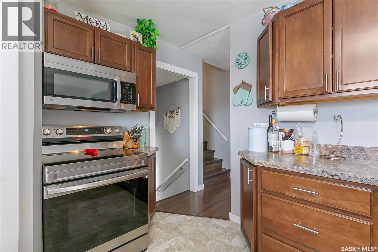 35 Cooper Crescent, Regina, SK - Indoor Photo Showing Kitchen