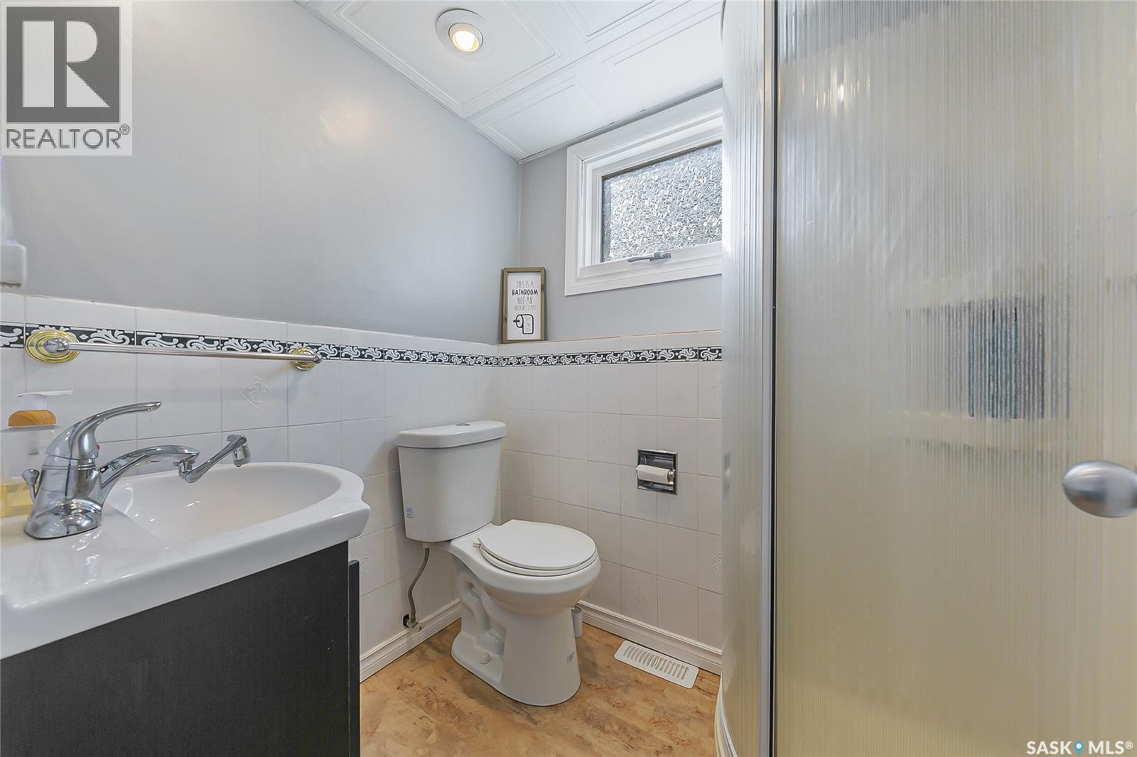 35 Cooper Crescent, Regina, SK - Indoor Photo Showing Bathroom