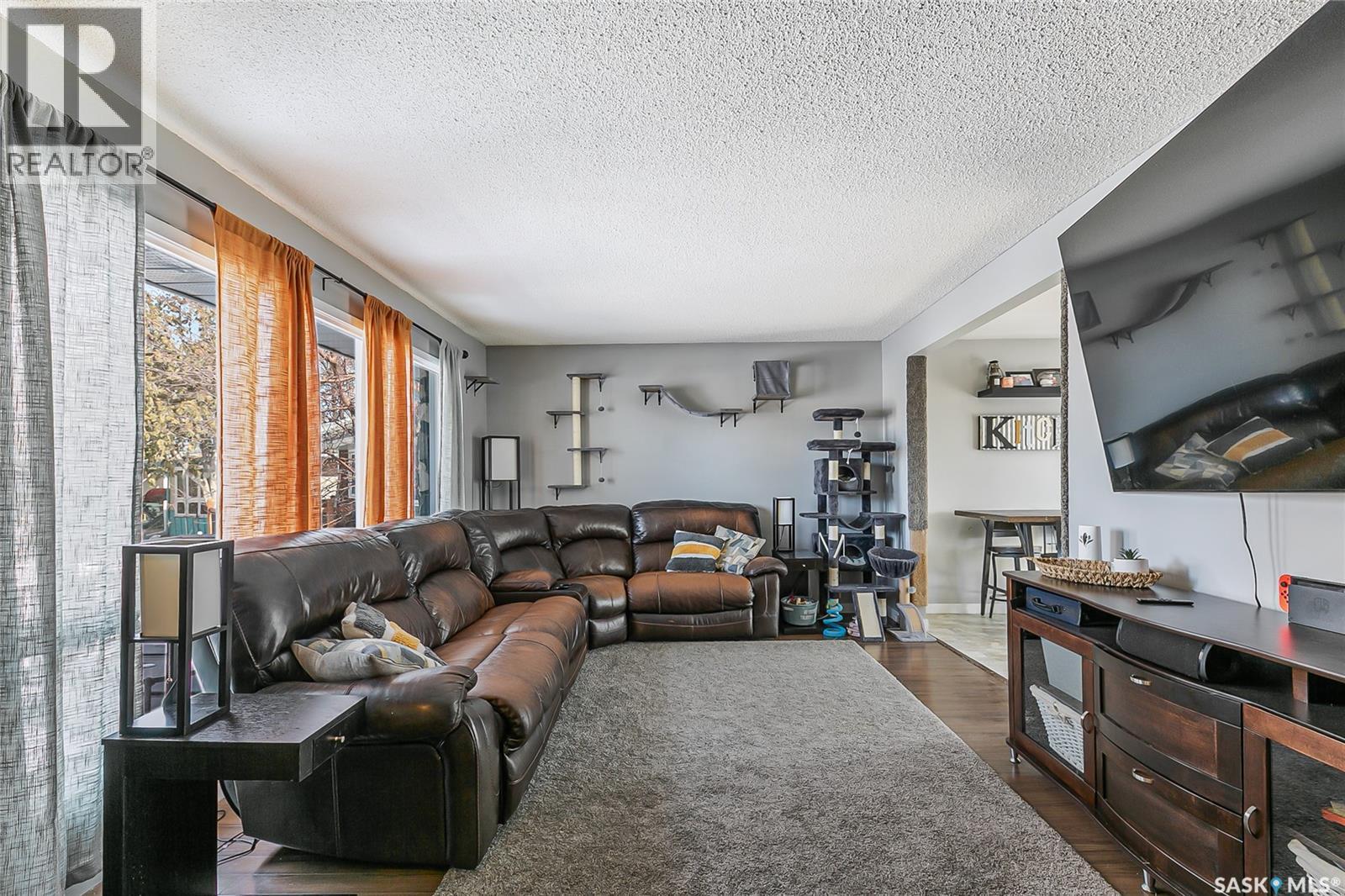 35 Cooper Crescent, Regina, SK - Indoor Photo Showing Living Room