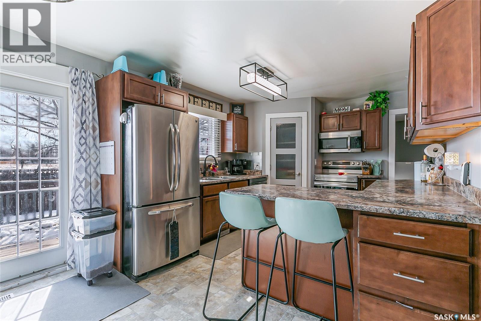 35 Cooper Crescent, Regina, SK - Indoor Photo Showing Kitchen