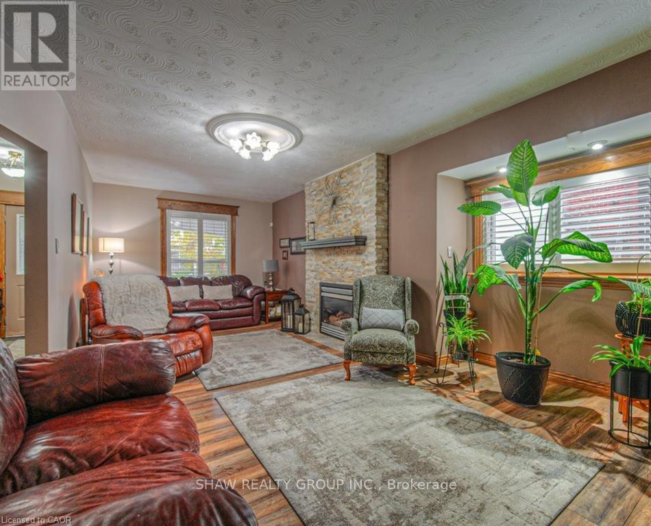 81 Beechwood Avenue, Hamilton, ON - Indoor Photo Showing Living Room With Fireplace