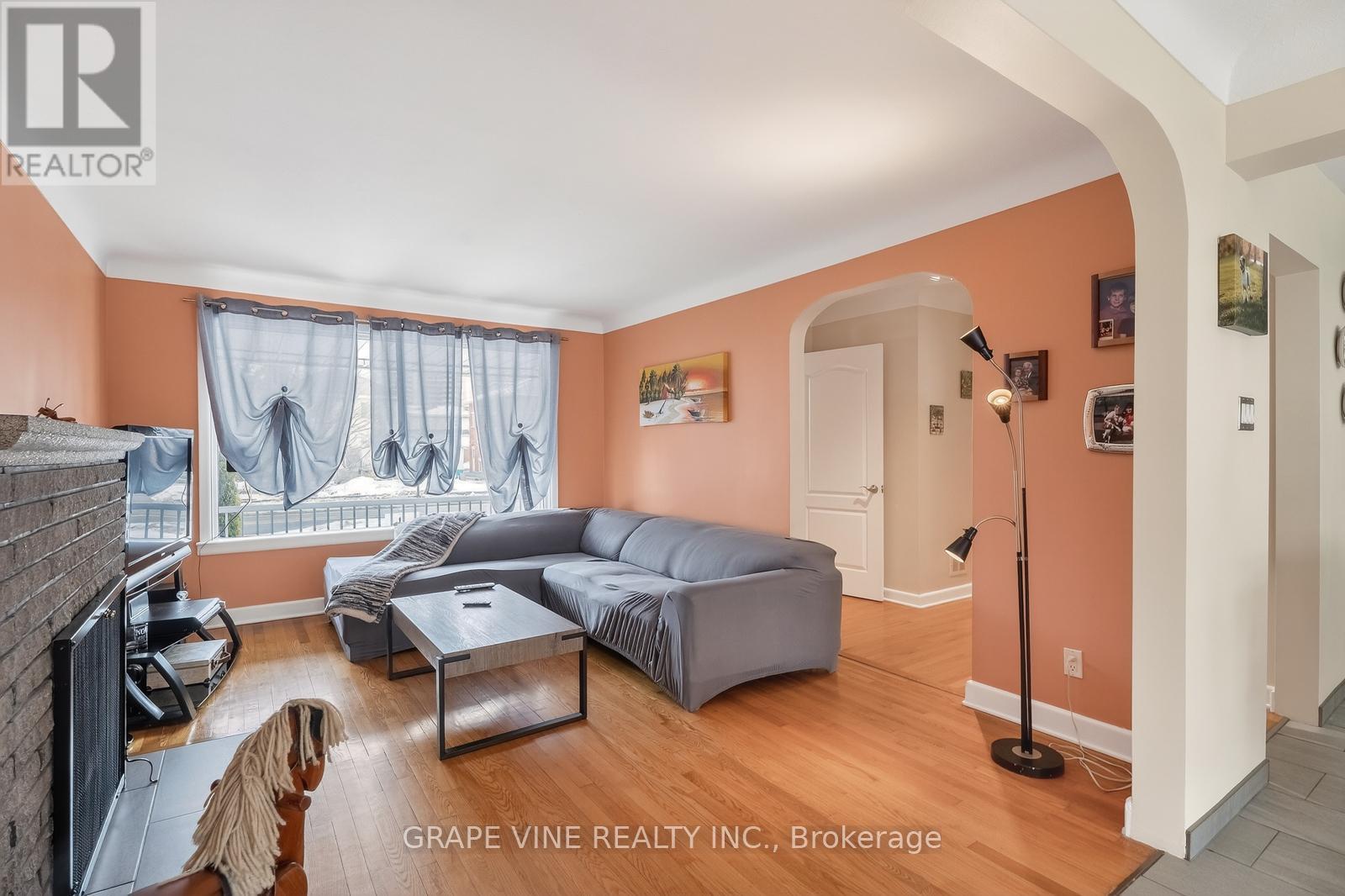 102 Donald Street, Ottawa, ON - Indoor Photo Showing Living Room