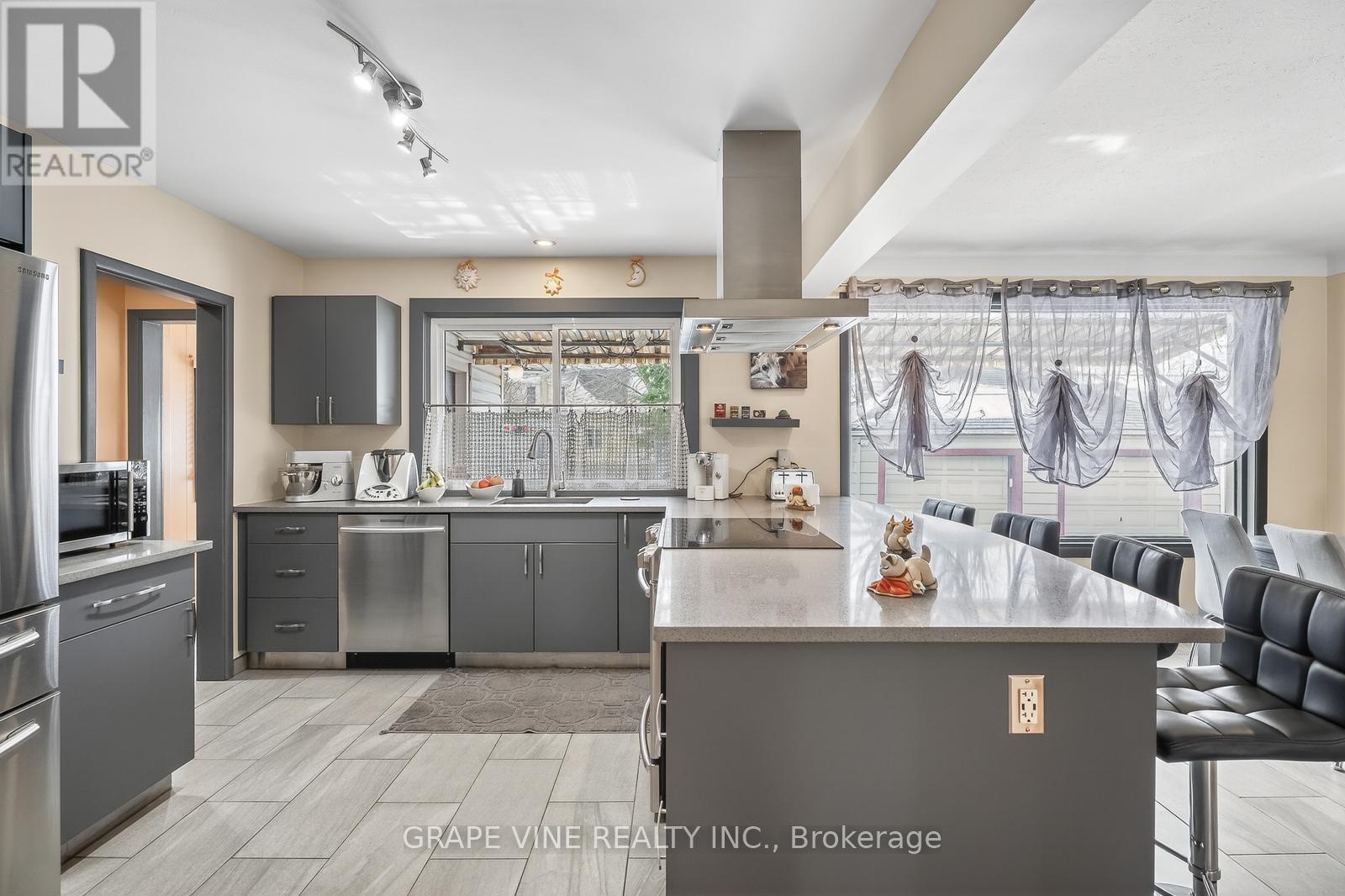 102 Donald Street, Ottawa, ON - Indoor Photo Showing Kitchen