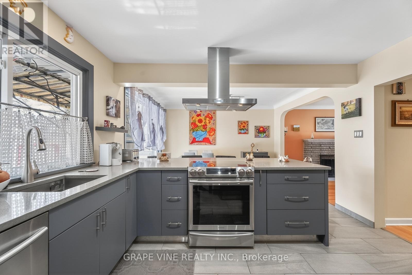 102 Donald Street, Ottawa, ON - Indoor Photo Showing Kitchen