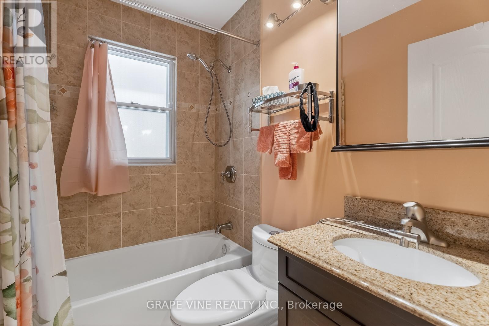 102 Donald Street, Ottawa, ON - Indoor Photo Showing Bathroom