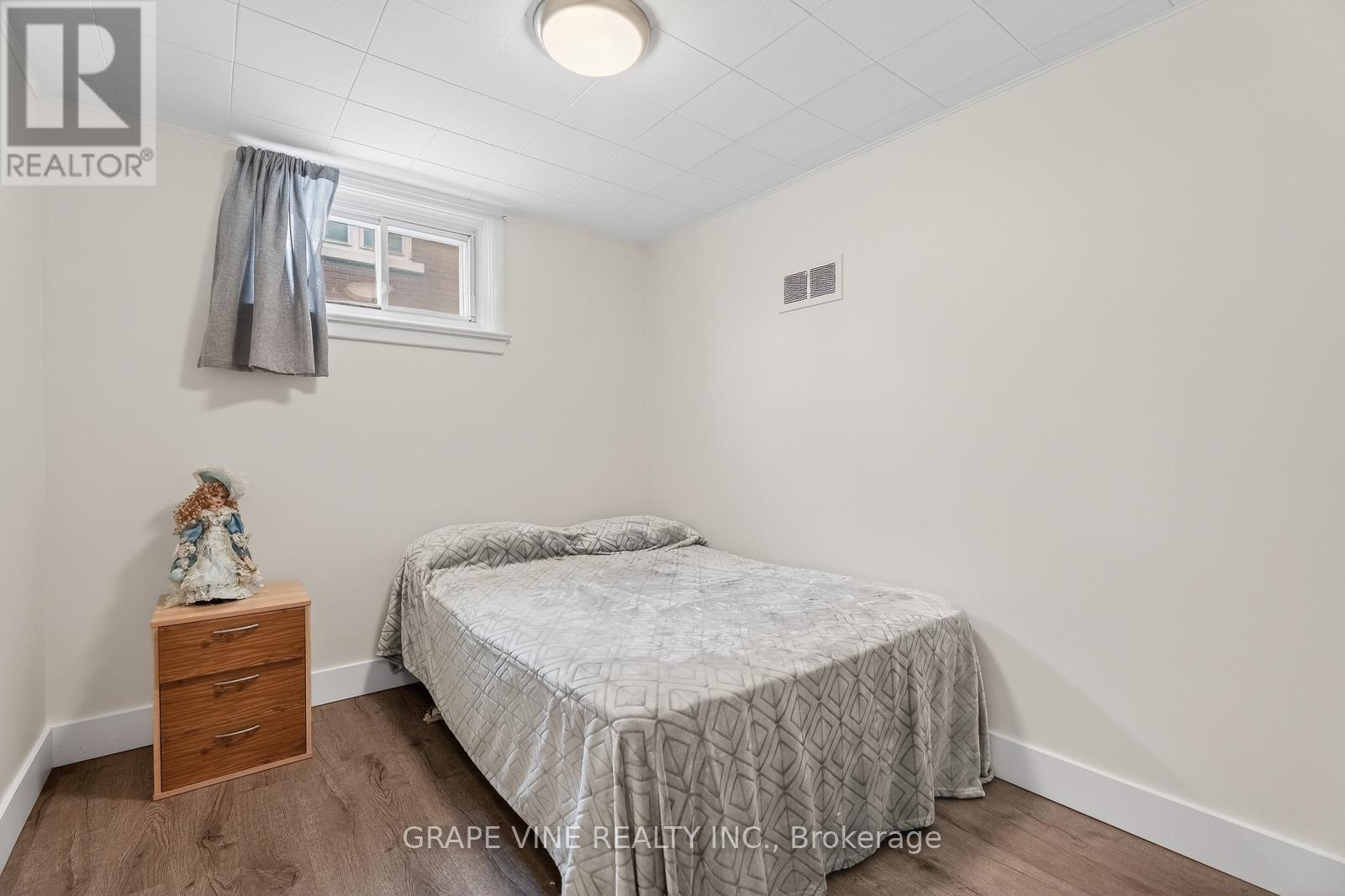 102 Donald Street, Ottawa, ON - Indoor Photo Showing Bedroom