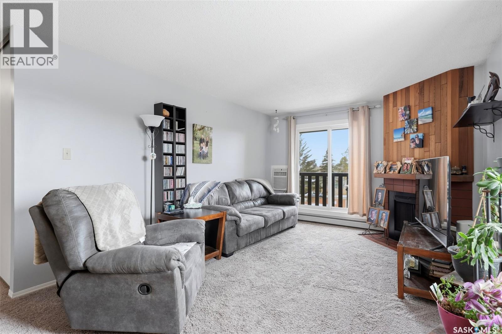 1031 425 115Th Street E, Saskatoon, SK - Indoor Photo Showing Living Room With Fireplace