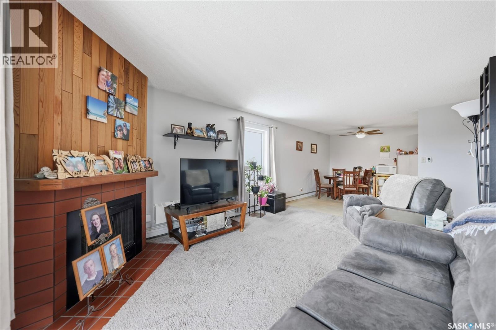 1031 425 115Th Street E, Saskatoon, SK - Indoor Photo Showing Living Room With Fireplace