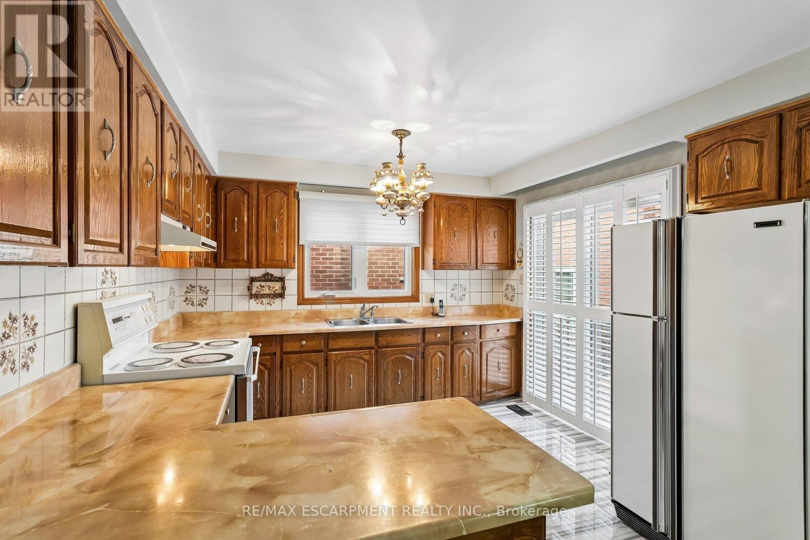 1400 Bough Beeches Boulevard, Mississauga, ON - Indoor Photo Showing Kitchen With Double Sink