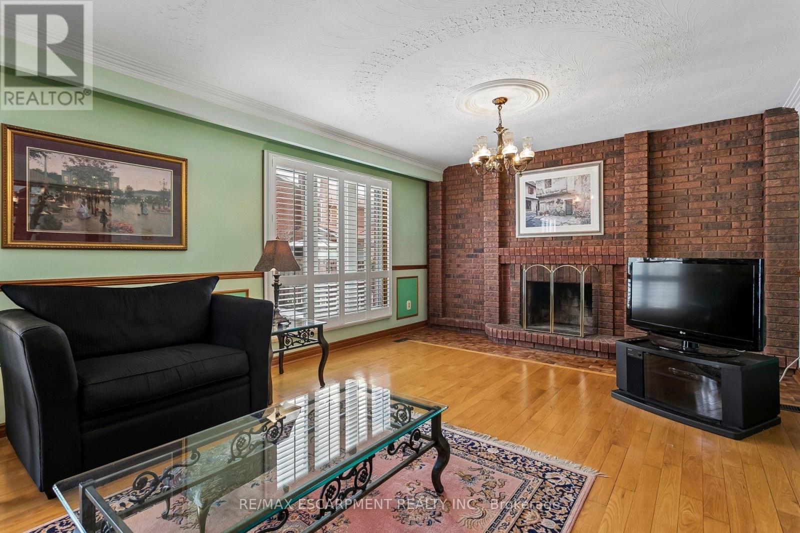 1400 Bough Beeches Boulevard, Mississauga, ON - Indoor Photo Showing Living Room With Fireplace