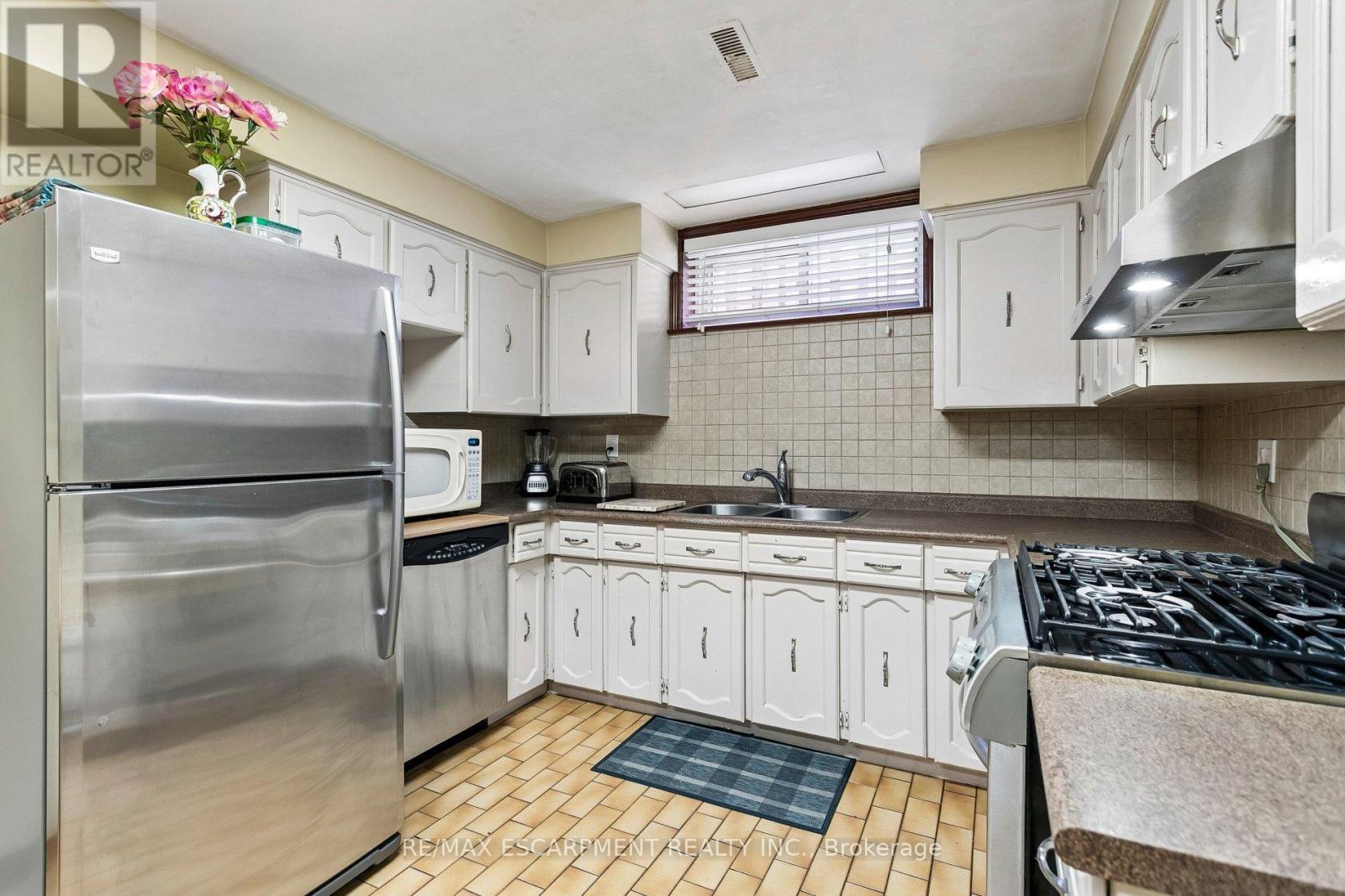 1400 Bough Beeches Boulevard, Mississauga, ON - Indoor Photo Showing Kitchen With Double Sink