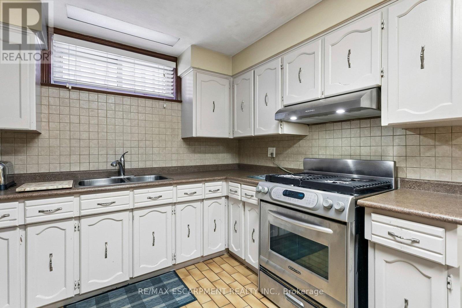 1400 Bough Beeches Boulevard, Mississauga, ON - Indoor Photo Showing Kitchen With Double Sink
