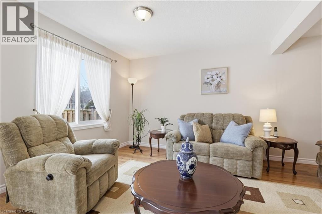 324 Maverick Street, Waterloo, ON - Indoor Photo Showing Living Room