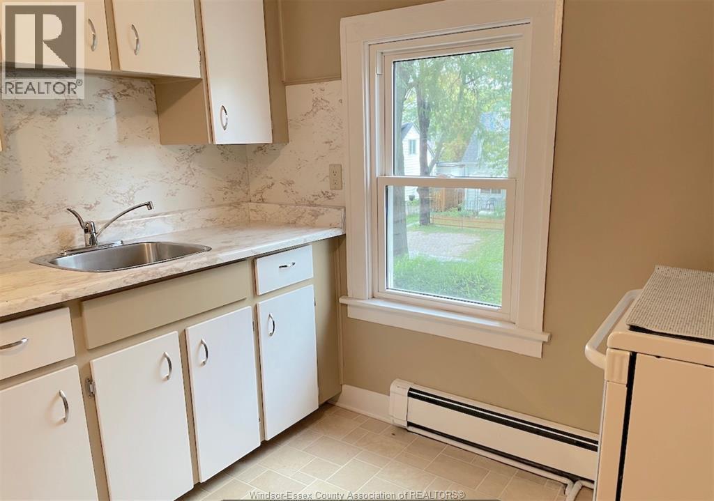 704 Bensette, Windsor, ON - Indoor Photo Showing Kitchen