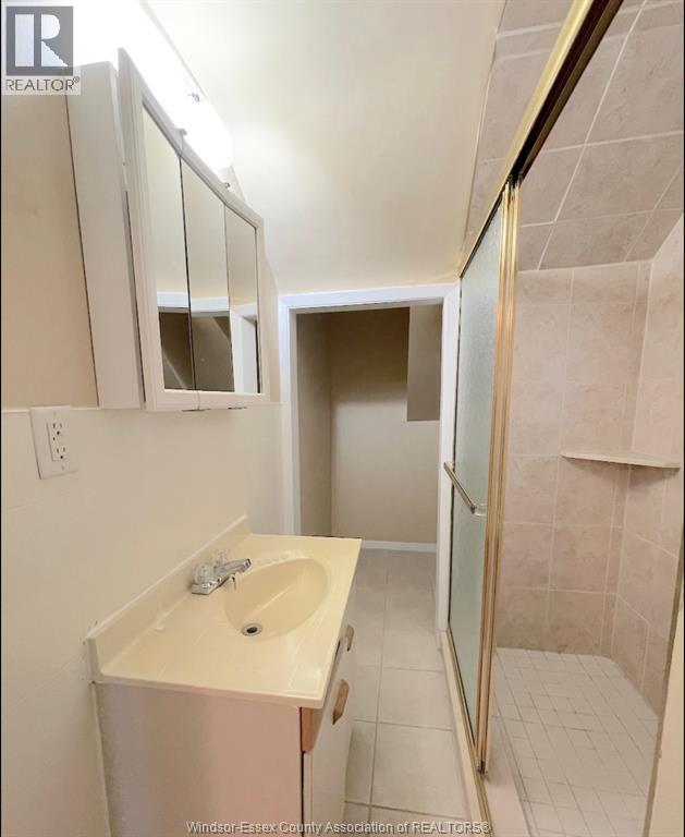 704 Bensette, Windsor, ON - Indoor Photo Showing Bathroom